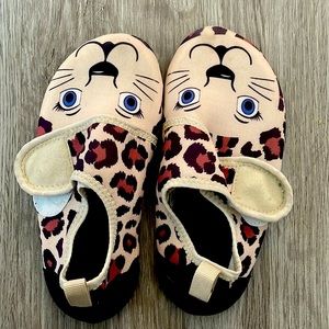 Kids velcro water shoes